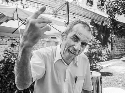 "Ha da sckatt�!" - Si traduce con "Dovrai lavorare duramente" ed � eseguito unendo pollice e medio e facendo urtare l�indice sul medio muovendo con estrema velocit� l�avambraccio